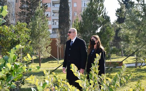 Президент Азербайджана Ильхам Алиев и первая леди Мехрибан Алиева приняли участие в открытии нового лесопарка в Ясамальском районе Баку - Sputnik Азербайджан