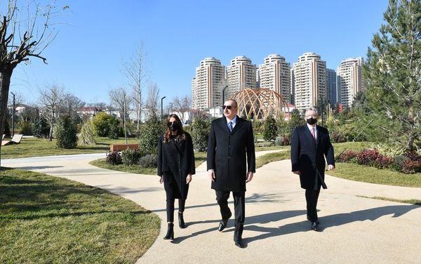 Президент Азербайджана Ильхам Алиев и первая леди Мехрибан Алиева приняли участие в открытии нового лесопарка в Ясамальском районе Баку - Sputnik Азербайджан