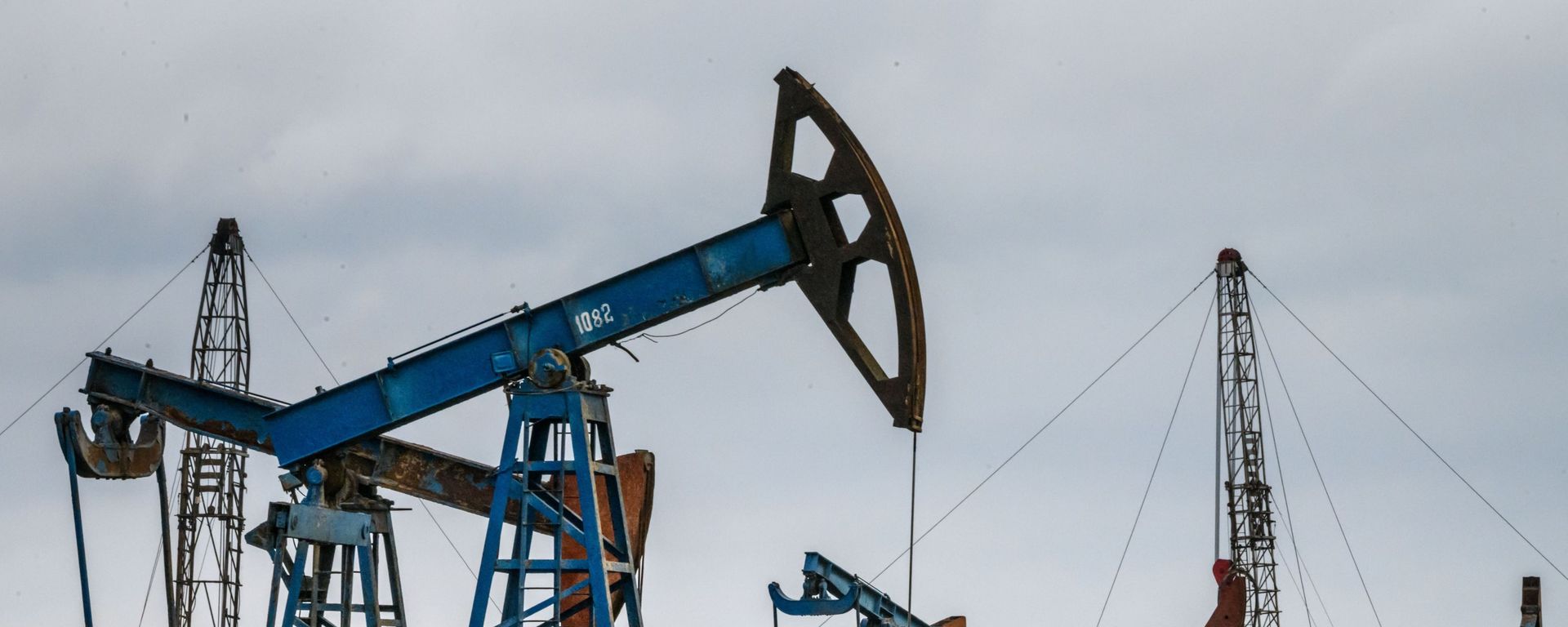 Нефтяные насосы в Баку, фото из архива - Sputnik Азербайджан, 1920, 24.02.2022