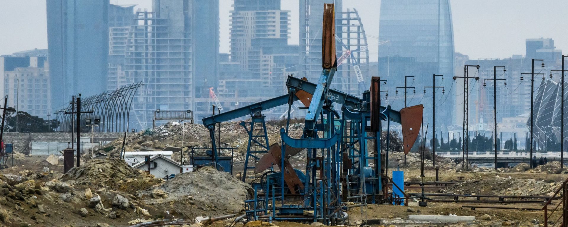 Нефтяные насосы в Баку, фото из архива Нефтяные насосы в Баку, фото из архива - Sputnik Азербайджан, 1920, 11.03.2021