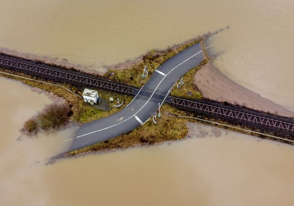 Железная дорога среди затопленной местности в Германии  - Sputnik Азербайджан