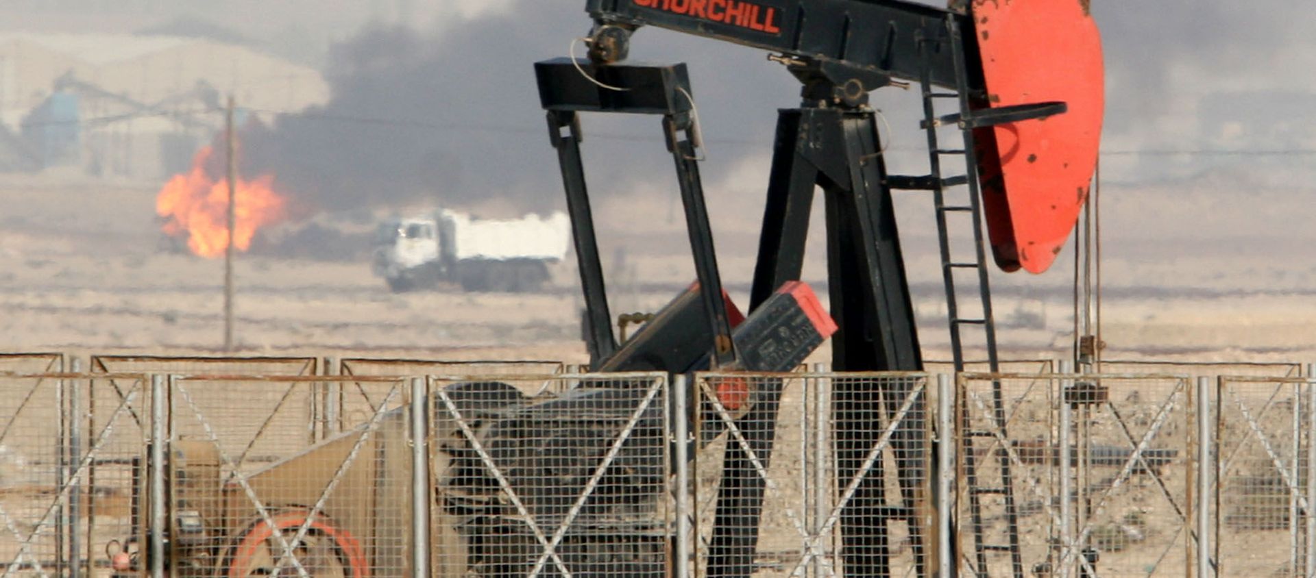 Пожар в нефтяной скважине, фото из архива - Sputnik Азербайджан, 1920, 04.02.2021