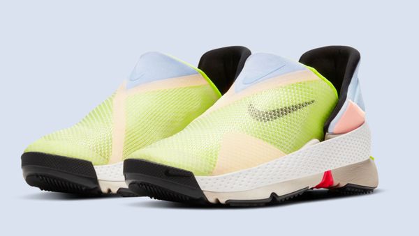 Nike представила кроссовки c шарнирами, которые можно надеть без помощи рук - Sputnik Азербайджан