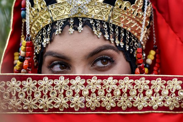 Модель позирует фотографам на пляже Лхокнга, провинция Ачех, Индонезия - Sputnik Азербайджан