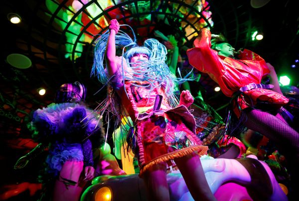 Сотрудники Kawaii Monster Cafe в Токио, Япония - Sputnik Азербайджан