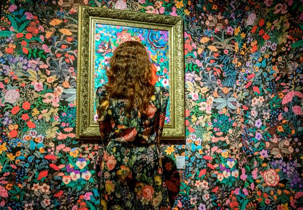 Женщина у картины в торговом центре River City Arts and Antiques в Бангкоке - Sputnik Азербайджан