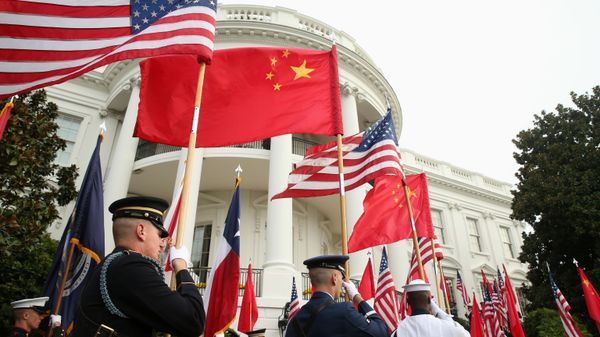 Военнослужащие США с флагами Соединенных Штатов и Китая, фото из архива - Sputnik Азербайджан