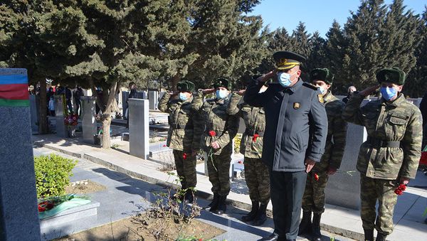 Делегация Министерства обороны и группа военнослужащих посетили могилу Национального героя Мубариза Ибрагимова - Sputnik Азербайджан