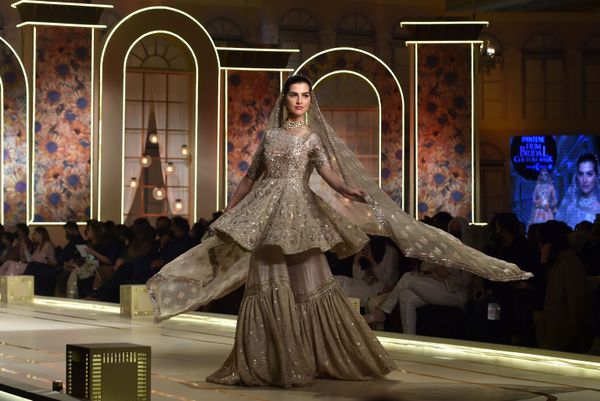 Модель во время презентации коллекции Ayesha and Usman Ali на показе мод Hum Bridal Couture Week в Лахоре  - Sputnik Азербайджан