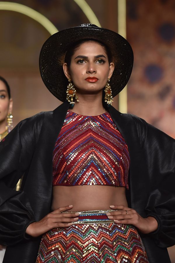 Модель во время презентации коллекции Ali Xeeshan на показе мод Hum Bridal Couture Week в Лахоре  - Sputnik Азербайджан