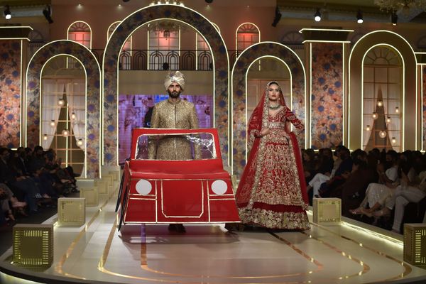 Модели во время презентации коллекции Ali Xeeshan на показе мод Hum Bridal Couture Week в Лахоре  - Sputnik Азербайджан