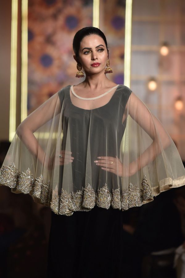 Модель во время презентации коллекции Nisa Hussain на показе мод Hum Bridal Couture Week в Лахоре  - Sputnik Азербайджан