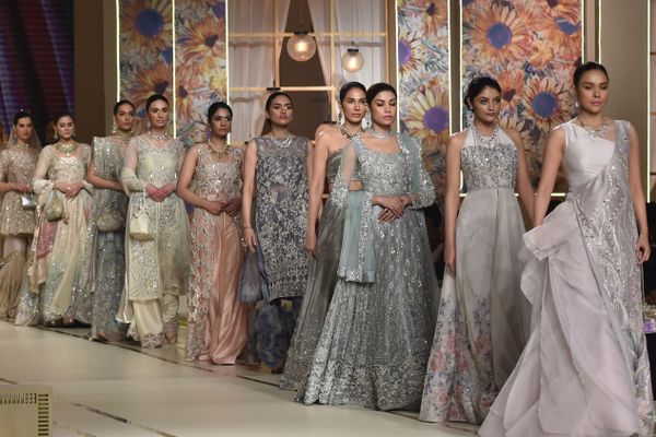 Модели во время презентации коллекции Ayesha and Usman Ali на показе мод Hum Bridal Couture Week в Лахоре  - Sputnik Азербайджан