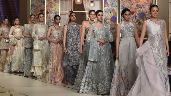 Модели во время презентации коллекции Ayesha and Usman Ali на показе мод Hum Bridal Couture Week в Лахоре  - Sputnik Азербайджан
