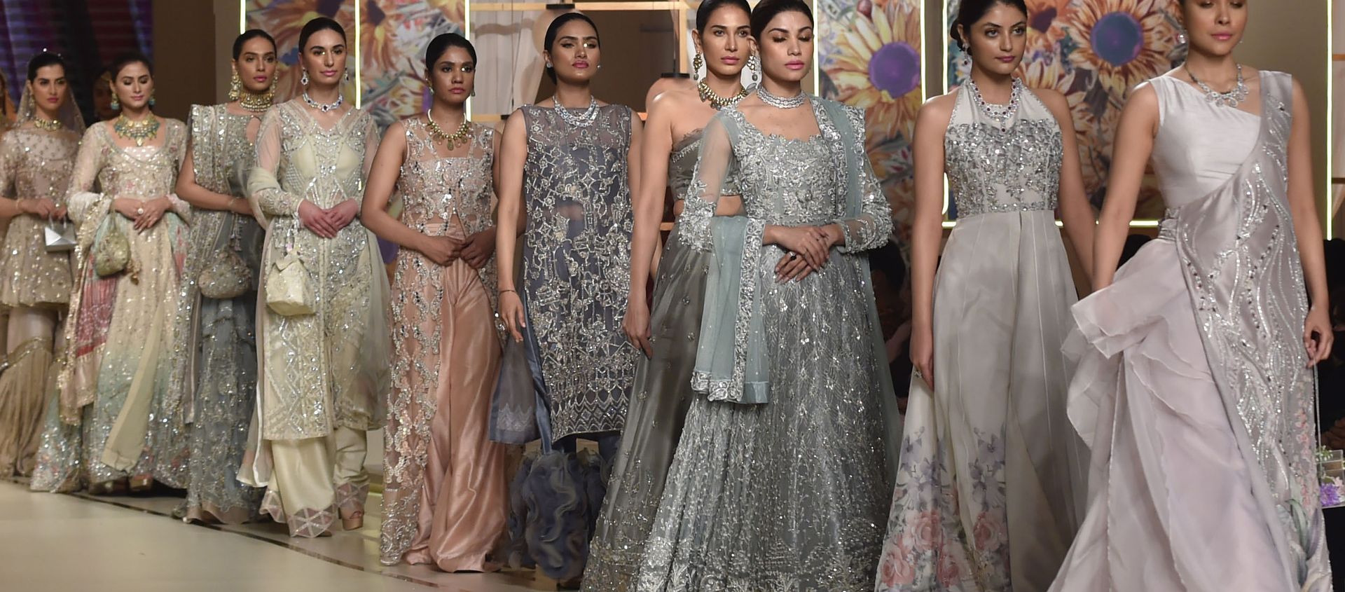 Модели во время презентации коллекции Ayesha and Usman Ali на показе мод Hum Bridal Couture Week в Лахоре  - Sputnik Азербайджан, 1920, 08.02.2021