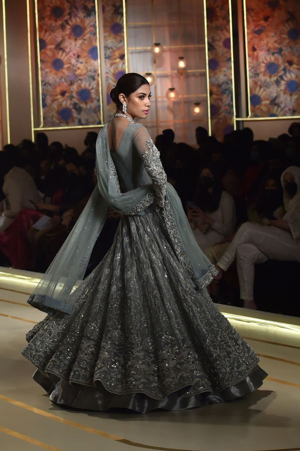 Модель во время презентации коллекции Ayesha and Usman Ali на показе мод Hum Bridal Couture Week в Лахоре  - Sputnik Азербайджан