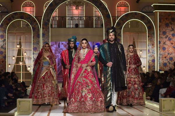 Модели во время презентации коллекции Ali Xeeshan на показе мод Hum Bridal Couture Week в Лахоре  - Sputnik Азербайджан