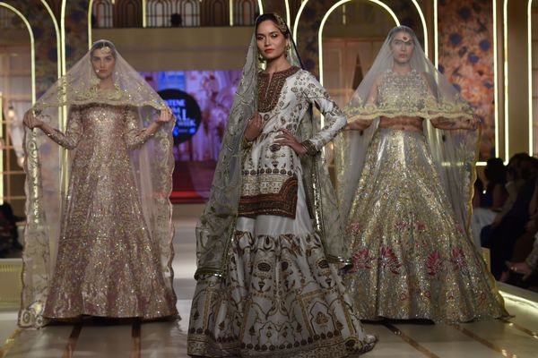 Модели во время презентации коллекции Ali Xeeshan на показе мод Hum Bridal Couture Week в Лахоре  - Sputnik Азербайджан