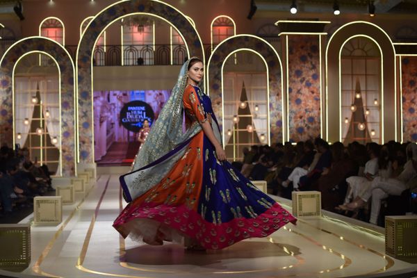 Модель во время презентации коллекции Ali Xeeshan на показе мод Hum Bridal Couture Week в Лахоре  - Sputnik Азербайджан