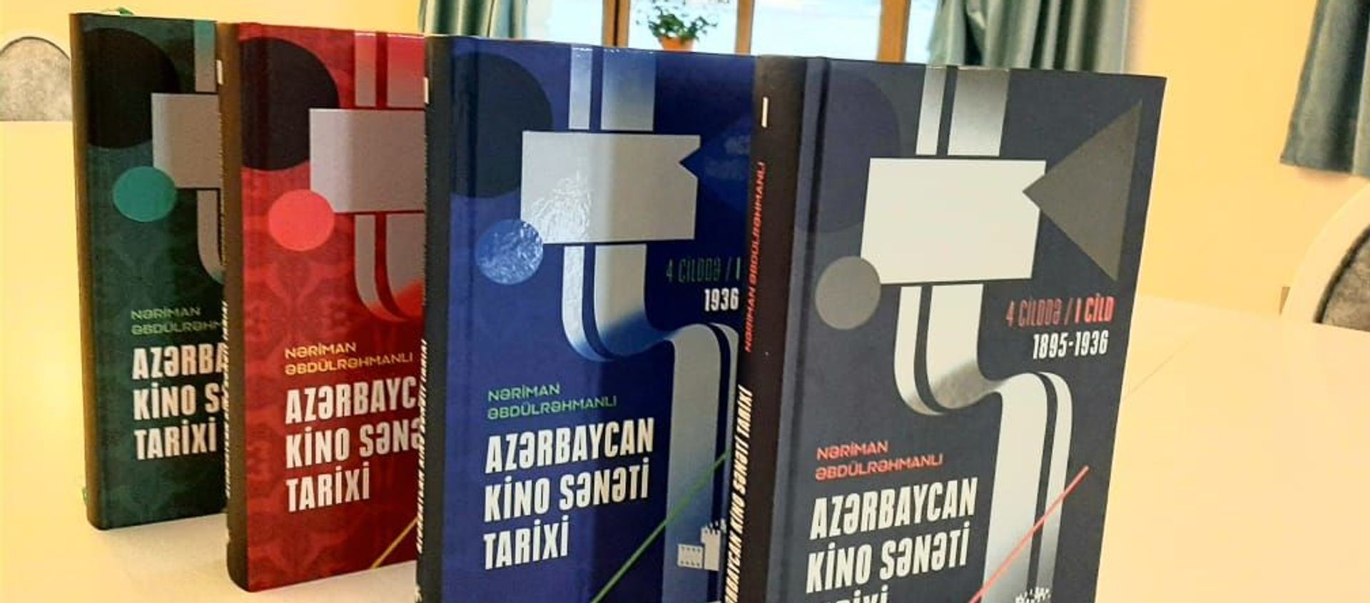 Azərbaycan kino sənəti tarixi  kitabı - Sputnik Азербайджан, 1920, 09.02.2021