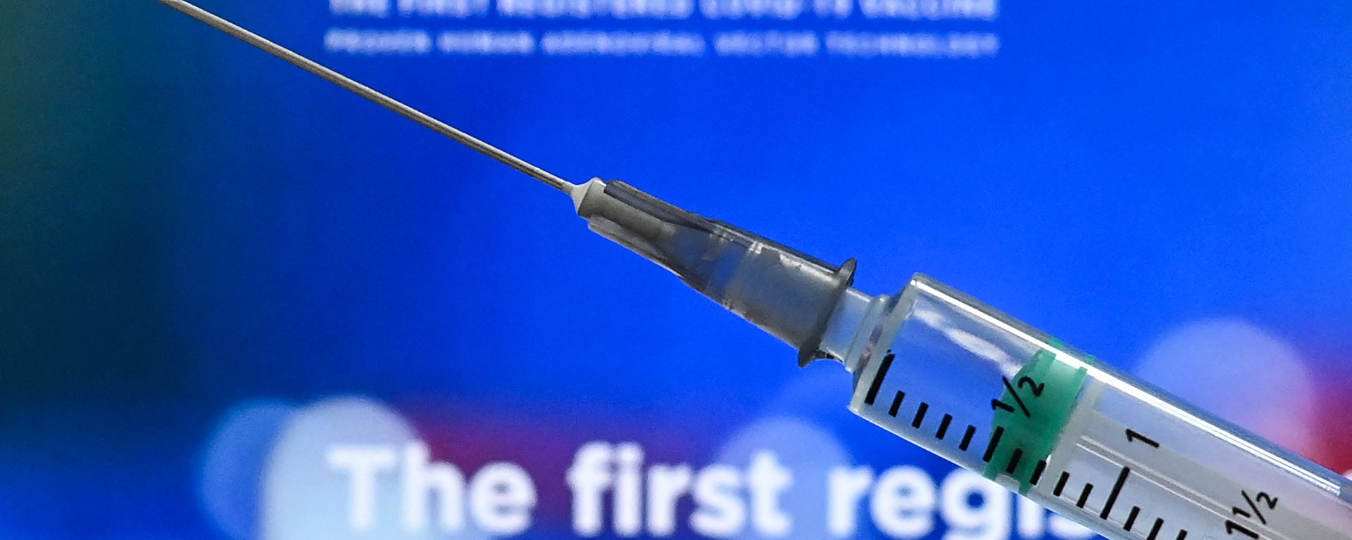 Медработник с вакциной Спутник V от коронавируса COVID-19, фото из архива - Sputnik Азербайджан, 1920, 16.04.2021