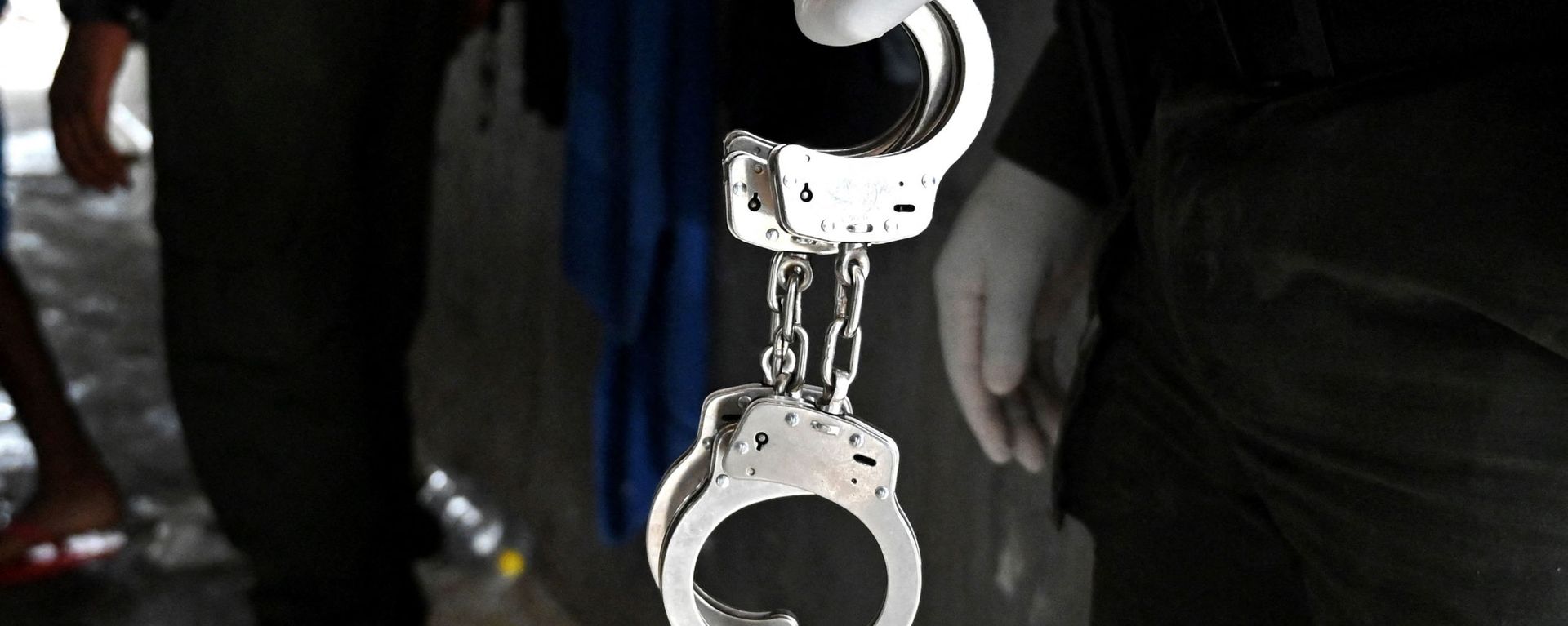 Мужчина в наручниках в полицейском участке, фото из архива - Sputnik Азербайджан, 1920, 27.07.2022