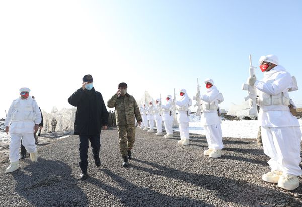 Министр обороны Азербайджана Закир Гасанов с турецким коллегой Хулуси Акаром на учениях Зима-2021 - Sputnik Азербайджан