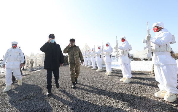 Министр обороны Азербайджана Закир Гасанов с турецким коллегой Хулуси Акаром на учениях Зима-2021 - Sputnik Азербайджан
