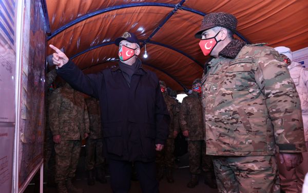 Министр обороны Азербайджана Закир Гасанов с турецким коллегой Хулуси Акаром на учниях Зима-2021 - Sputnik Азербайджан