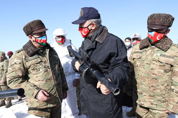 Министр обороны Азербайджана Закир Гасанов с турецким коллегой Хулуси Акаром на учниях Зима-2021  - Sputnik Азербайджан