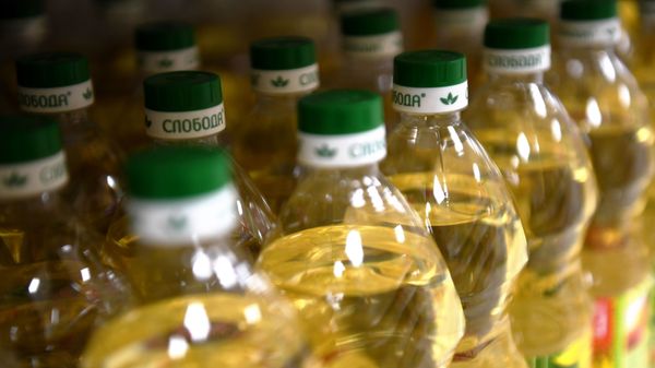 Бутылки с растительным маслом на прилавке магазина, фото из архива - Sputnik Азербайджан