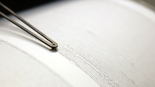 Часть исторического сейсмометра с сейсмограммой, используемой в Институте геофизики Чешской академии наук - Sputnik Азербайджан