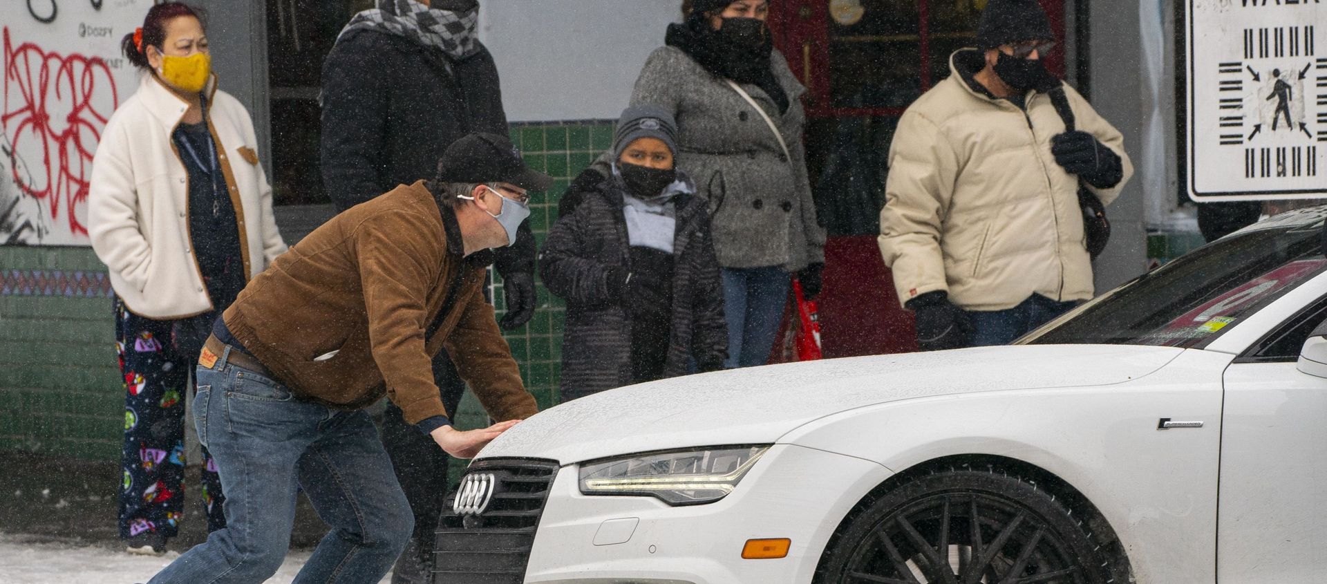 Мужчина толкает автомобиль на заснеженной улице в Сиэтле, штат Вашингтон Мужчина толкает автомобиль на заснеженной улице в Сиэтле, штат Вашингтон - Sputnik Азербайджан, 1920, 16.02.2021