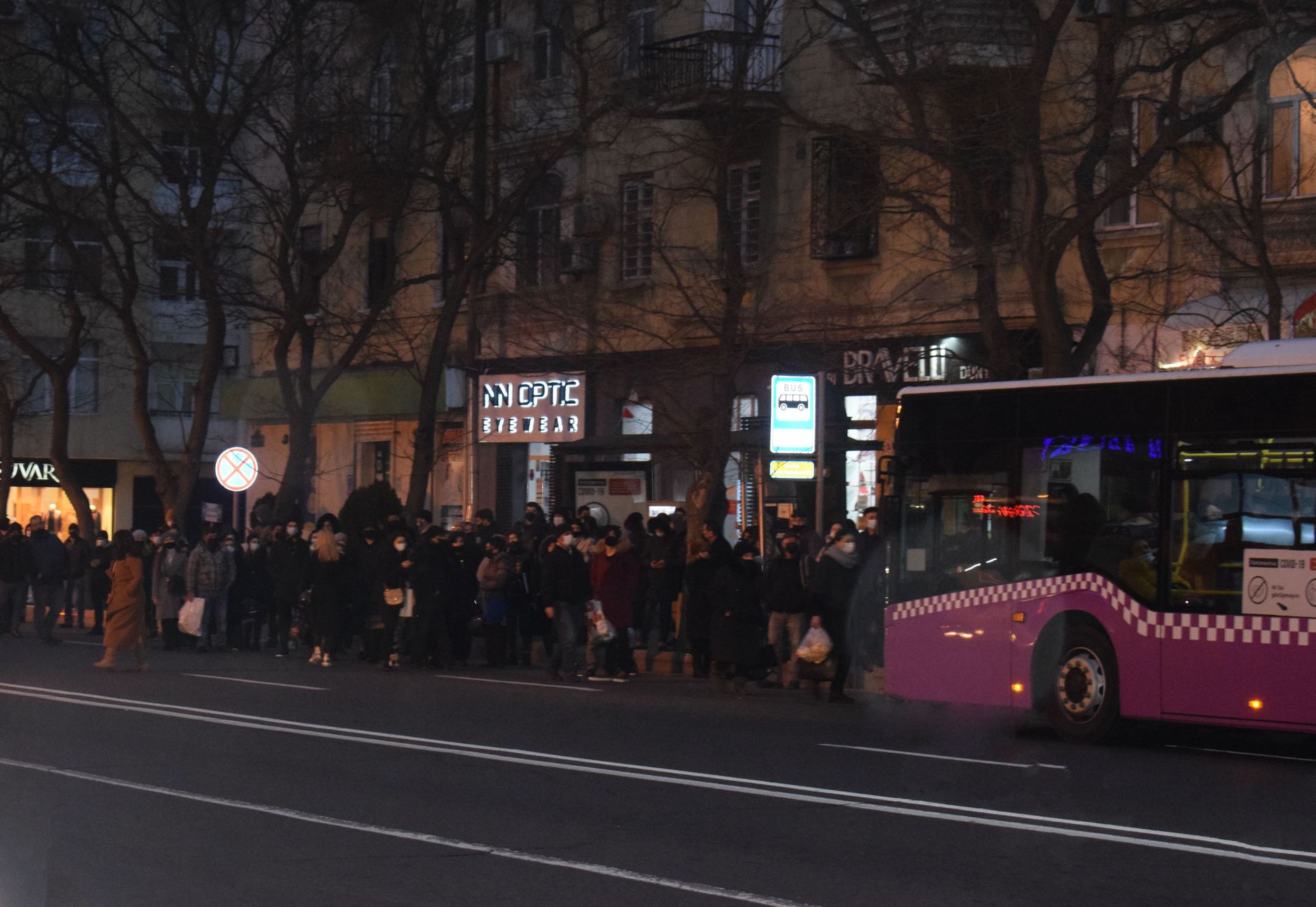 Требуем открыть метро: жители Баку вынуждены часами ждать переполненные автобусы - Sputnik Азербайджан, 1920, 23.02.2021