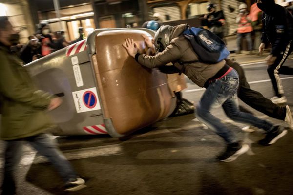 Участники акции протеста в поддержку рэпера Пабло Аселя в Барселоне Участники акции протеста в поддержку рэпера Пабло Аселя в Барселоне - Sputnik Азербайджан