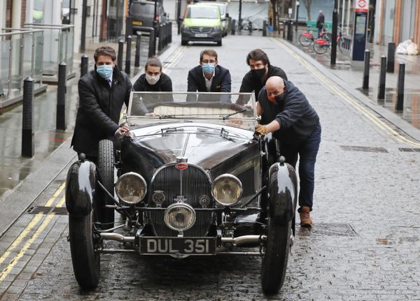 Bugatti Type 57S 1937 года выпуска возле аукционного дома Bonhams в Лондоне Bugatti Type 57S 1937 года выпуска возле аукционного дома Bonhams в Лондоне - Sputnik Азербайджан