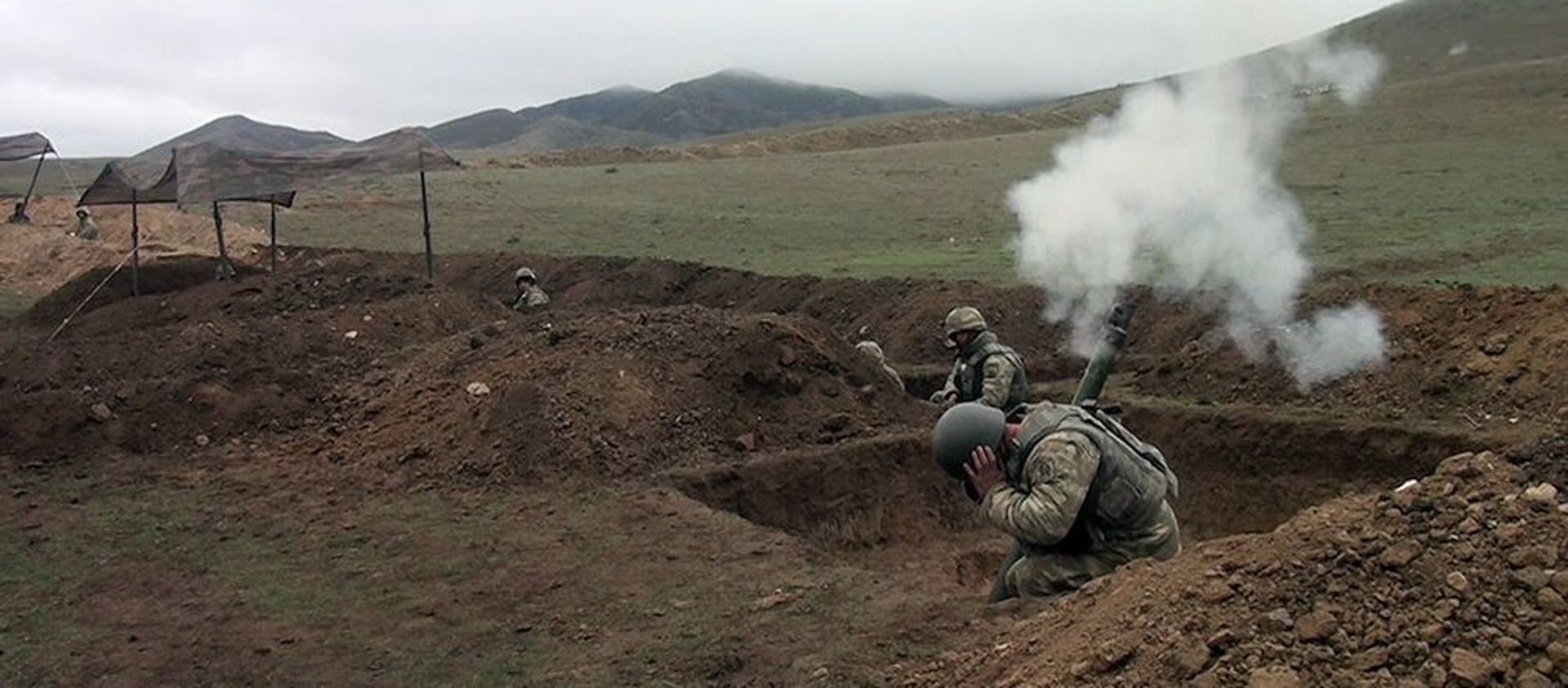 Минометные батареи проводят учебные тренировки с боевой стрельбой - Sputnik Азербайджан, 1920, 19.02.2021