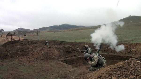 Минометные батареи проводят учебные тренировки с боевой стрельбой - Sputnik Азербайджан