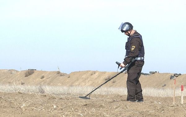 Пиротехник российского министерства по чрезвычайным ситуациям - Sputnik Азербайджан