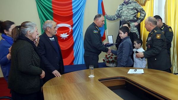 Tabor komandirinin layiq görüldüyü “NATO-nun Ləyaqətli Xidmət Medalı” şəhidin ailəsinə təqdim edilib - Sputnik Азербайджан