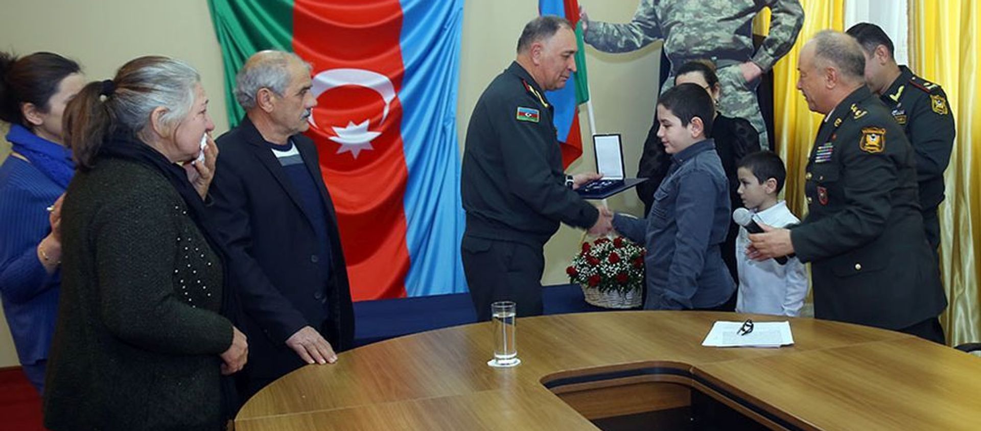 Tabor komandirinin layiq görüldüyü “NATO-nun Ləyaqətli Xidmət Medalı” şəhidin ailəsinə təqdim edilib - Sputnik Азербайджан, 1920, 20.02.2021