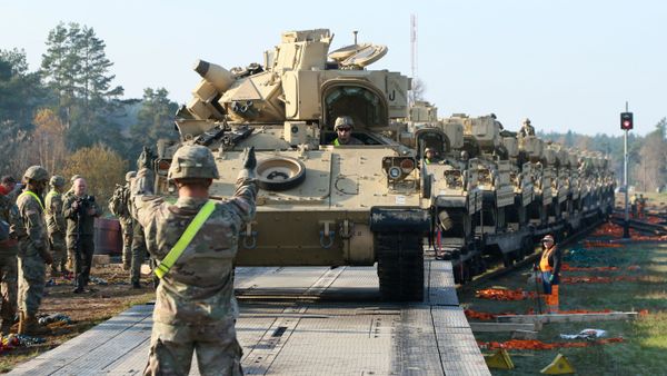 Военные армии США выгружают тяжелую боевую технику, в том числе танки «Абрамс», фото из архива - Sputnik Азербайджан