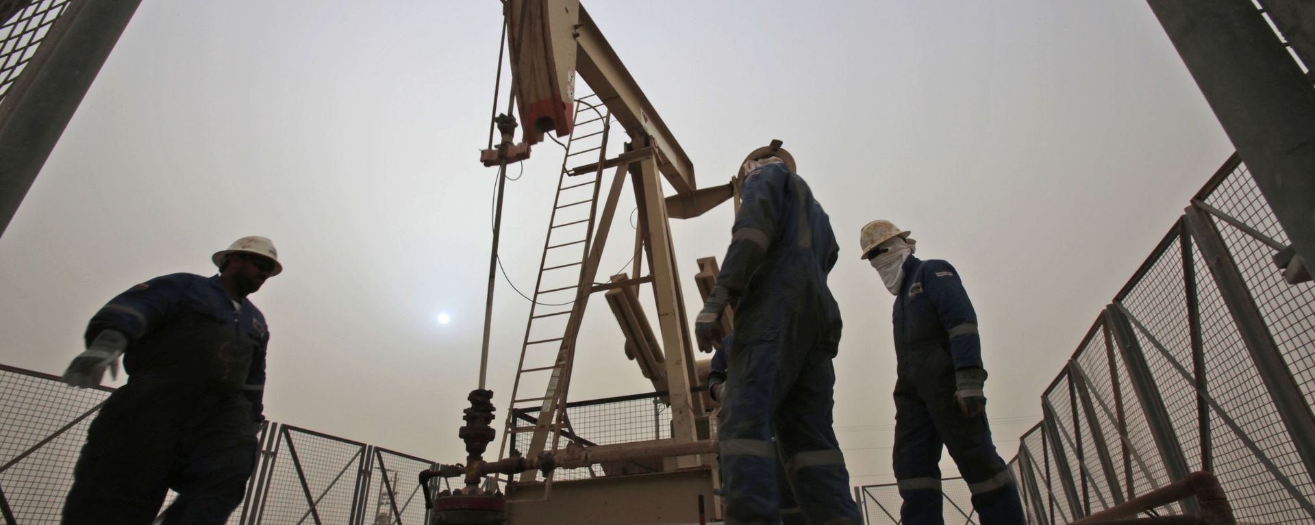 Нефтяная качалка в Иране, фото из архива - Sputnik Азербайджан, 1920, 16.06.2025