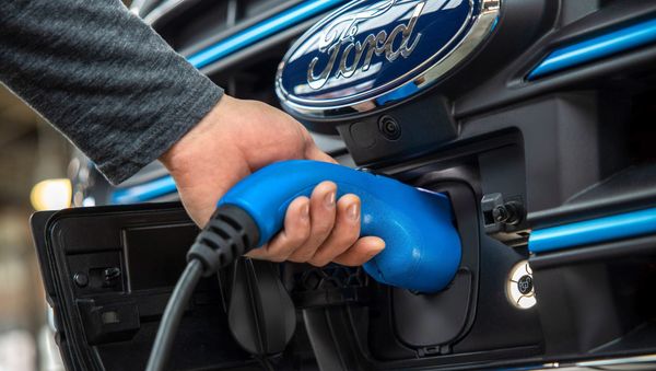 С 2030 года европейское подразделение Ford будет выпускать только электромобили - Sputnik Азербайджан