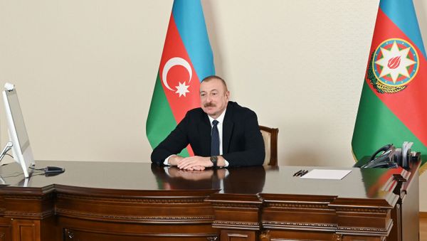 Президент Азербайджанской Республики Ильхам Алиев принял в видеоформате сопредседателя Международного центра Низами Гянджеви Исмаила Серагельдина - Sputnik Азербайджан