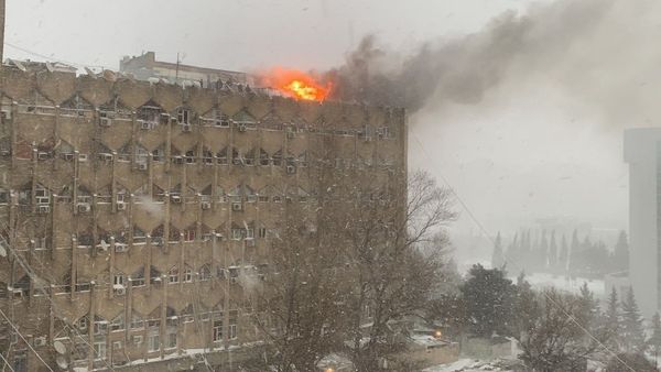 Пожар на Тбилисском проспекте в Баку, 24 февраля 2021 года - Sputnik Азербайджан