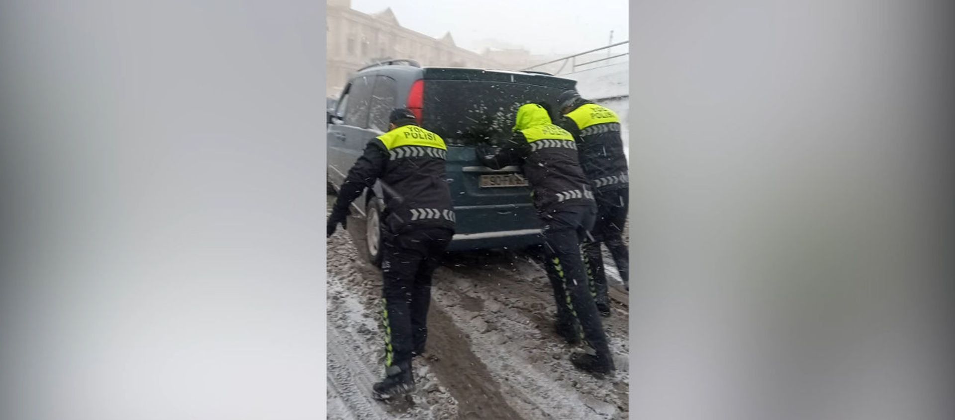 Соль и песок: как борется со снегом в Баку дорожная полиция Соль и песок: как борется со снегом в Баку дорожная полиция - Sputnik Азербайджан, 1920, 24.02.2021