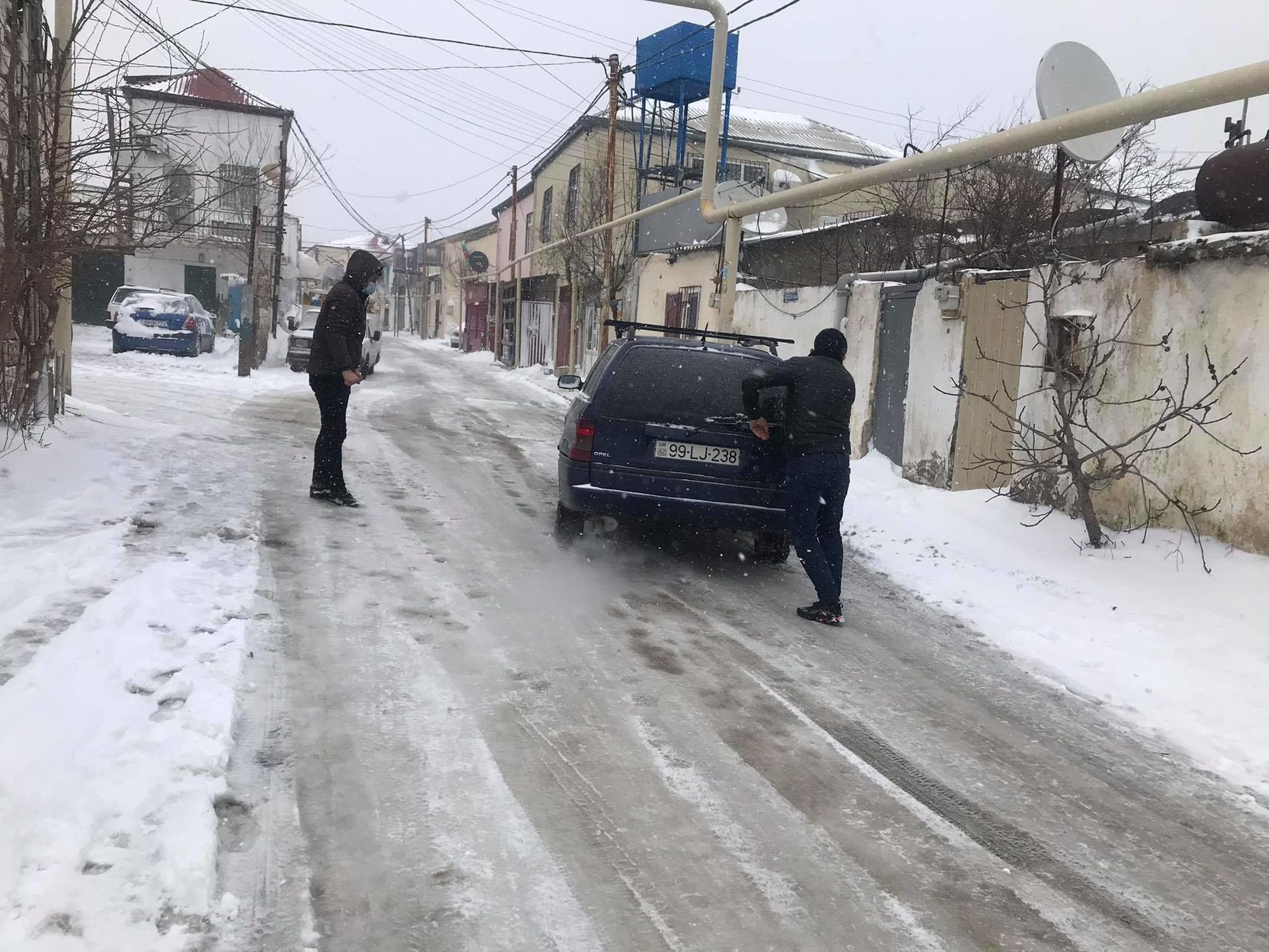 Снег Баку не к лицу: резкое похолодание парализовало столицу - фото - Sputnik Азербайджан, 1920, 24.02.2021