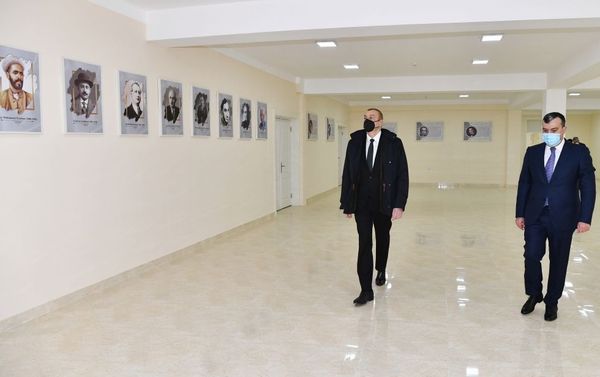 Президент Азербайджана Ильхам Алиев принял участие в церемонии вручения ключей от квартир в жилом комплексе в поселке Рамана семьям шехидов и инвалидам войны. - Sputnik Азербайджан