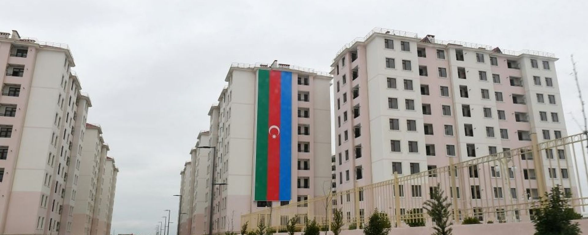 Bakının Ramana qəsəbəsində şəhid ailələri və müharibə əlillərinə üçün mənzillər - Sputnik Азербайджан, 1920, 23.10.2023